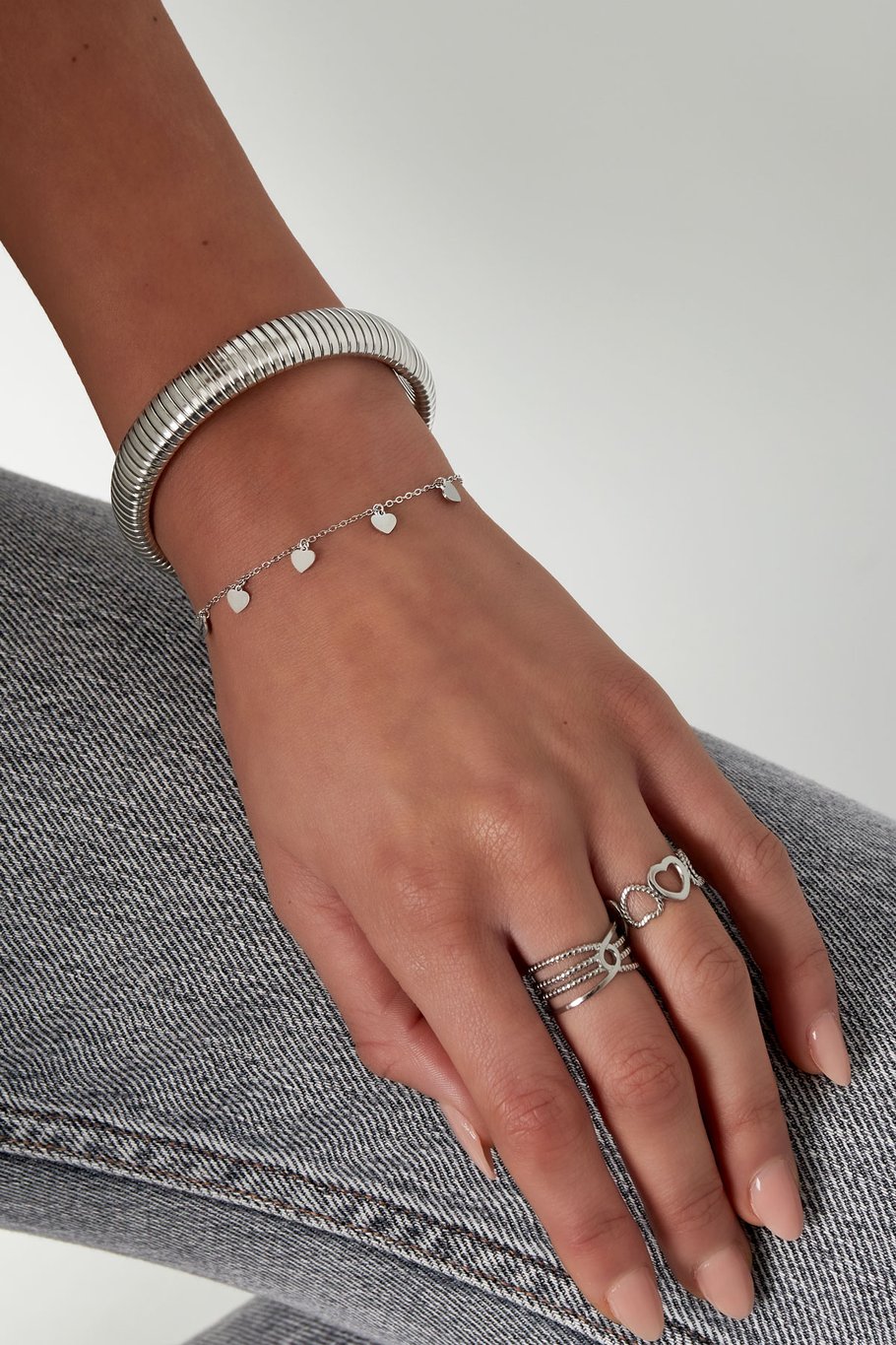 simple bracelet with heart-shaped pendants Picture3
