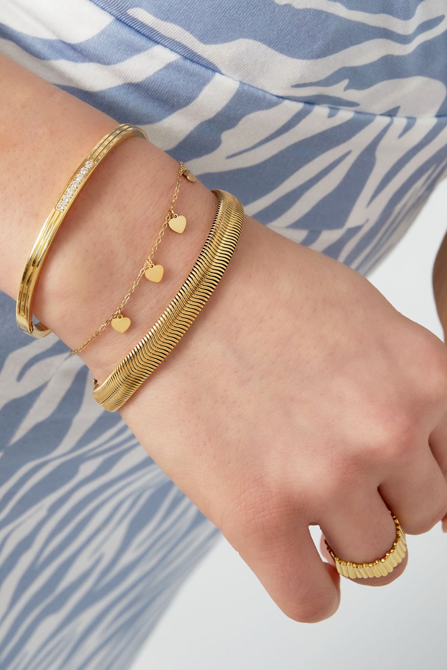 simple bracelet with heart-shaped pendants Picture2