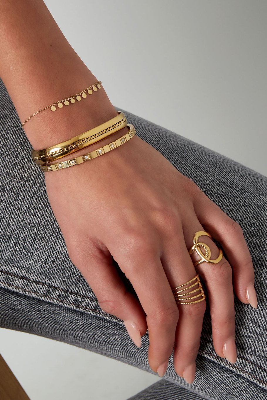 Schlichtes Armband mit runden Anhängern – Goldfarbe - Goldfarbefarbe Bild2