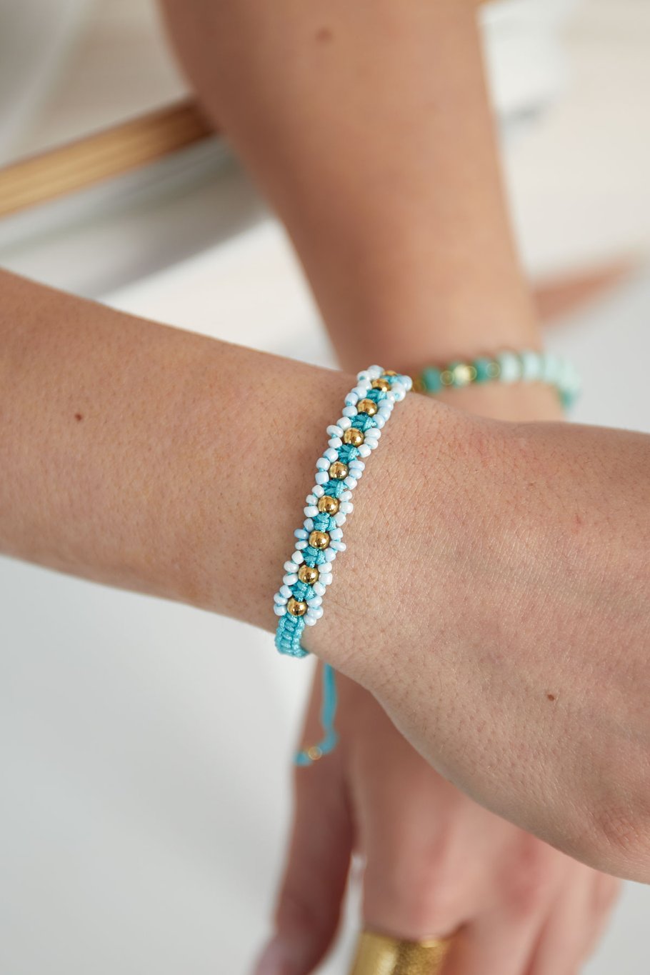 Geflochtenes Armband mit Blumen - rosa/Goldfarbe  Bild2