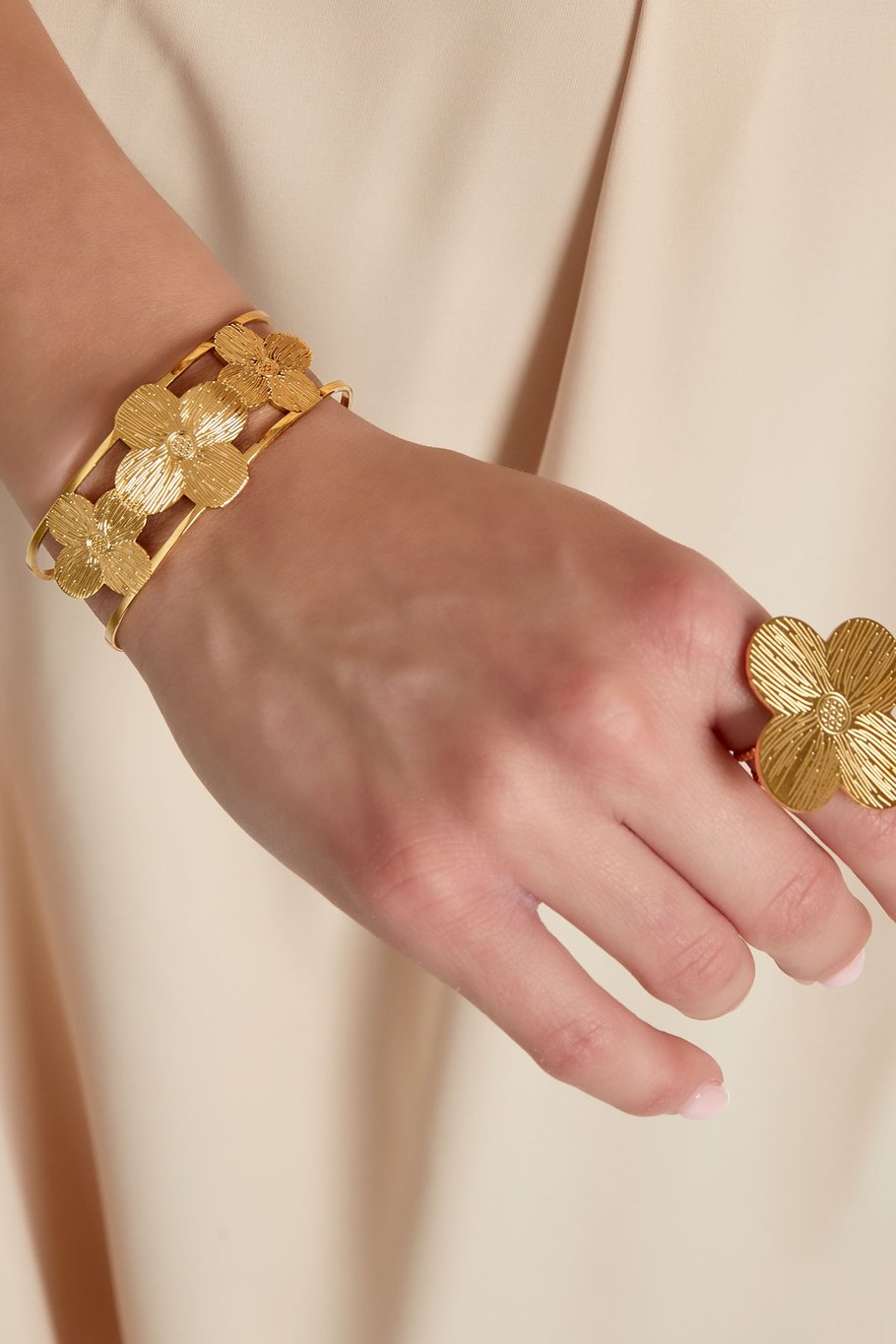 Blumenparty-Armband – Goldfarbe  - Goldfarbefarbe Bild4