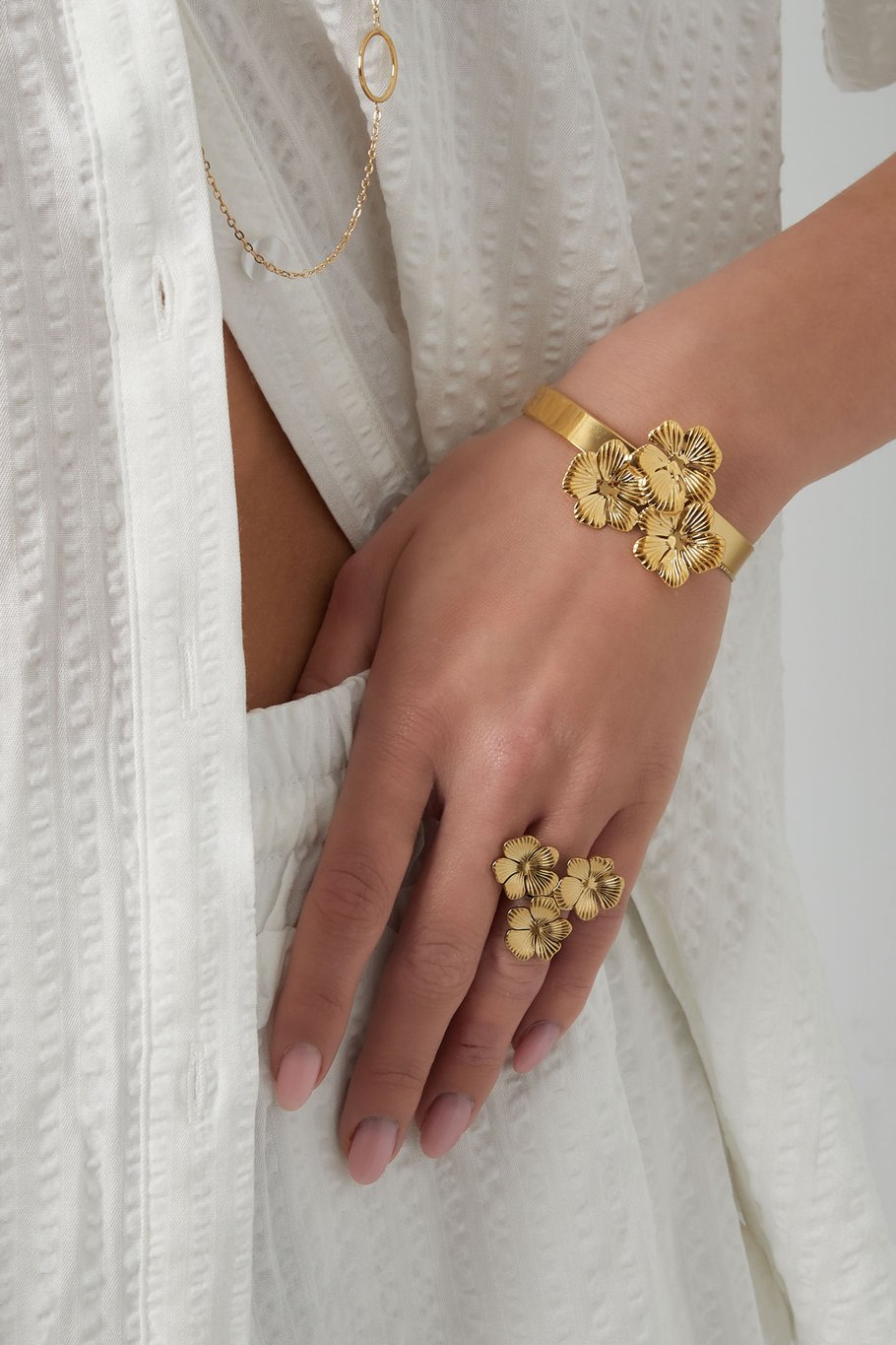 Klassisches florales Partyarmband – Goldfarbe  - Goldfarbefarbe Bild2
