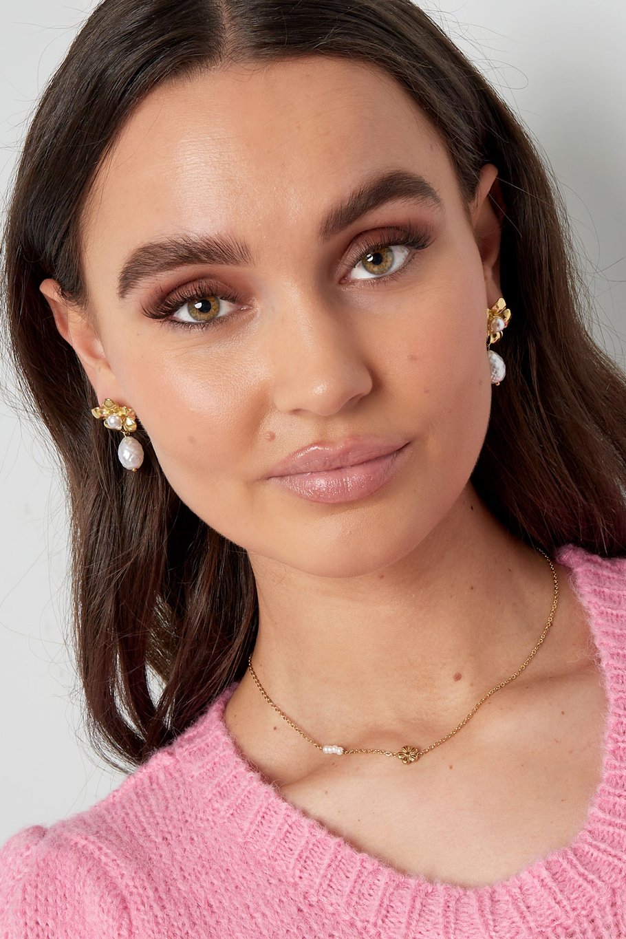 Statement-Ohrringe mit Blumenperlen – Goldfarbe - Goldfarbefarbe Bild2