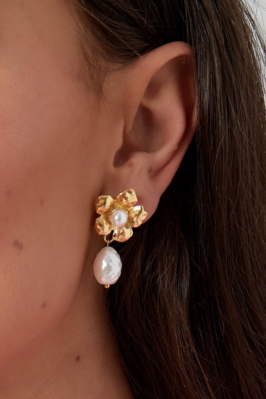 Statement-Ohrringe mit Blumenperlen – Goldfarbe - Goldfarbefarbe Bild3
