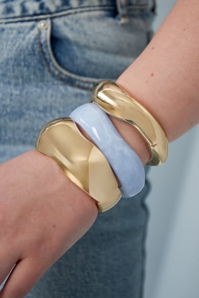 Golden sway bangle h5 Picture2