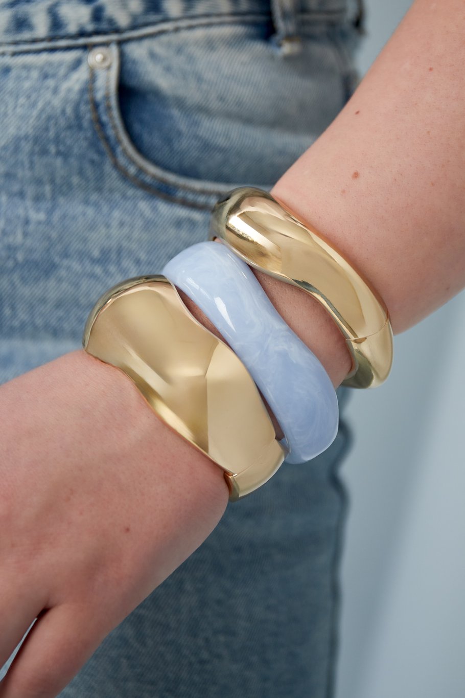 Golden sway bangle Picture2