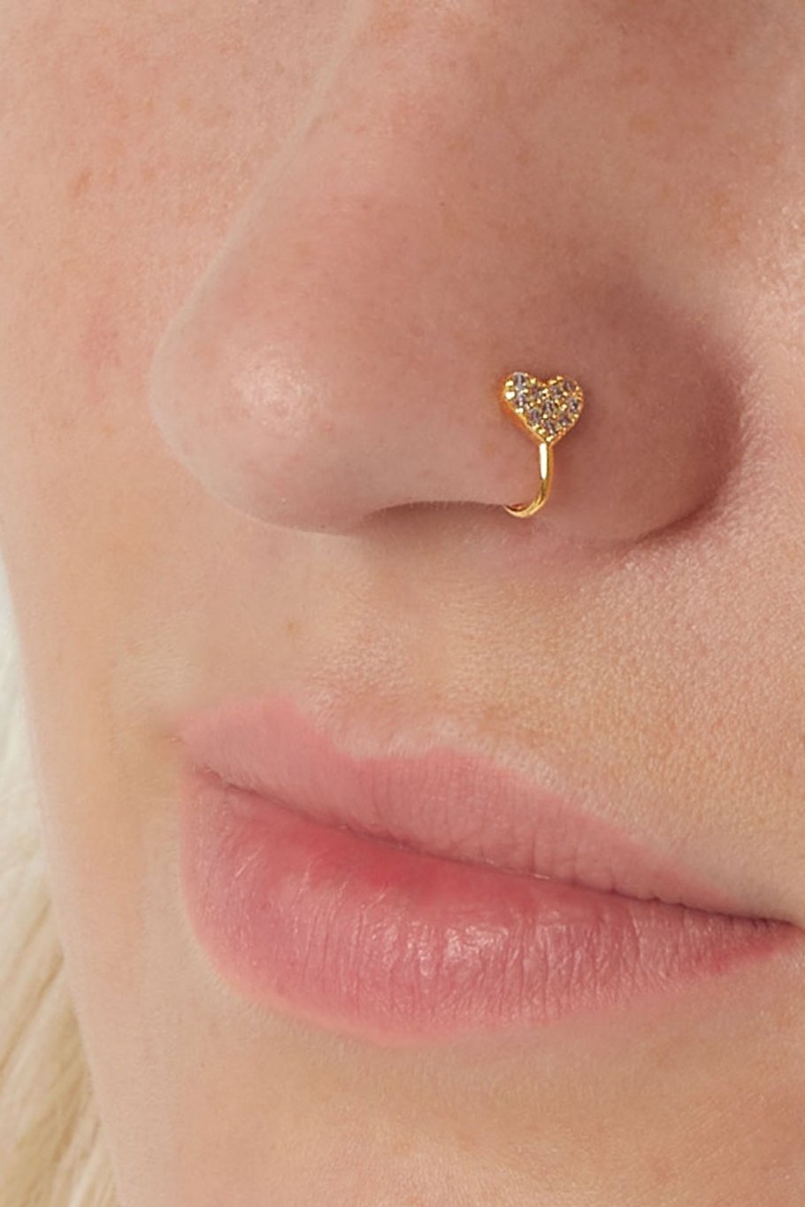 Puño de nariz y oreja con forma de corazón Imagen2