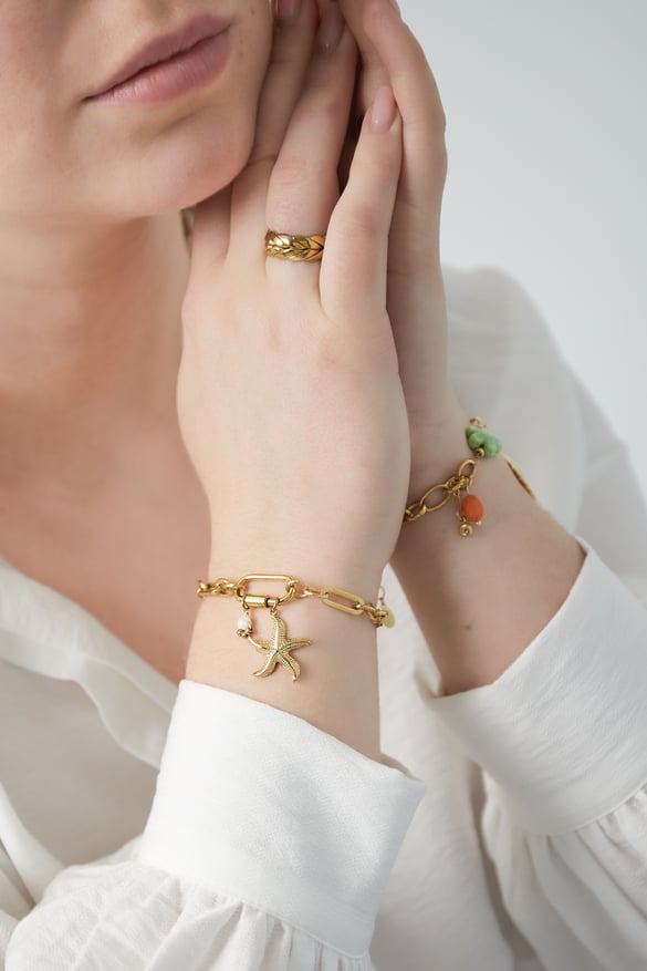 bracelet étoile de mer dans la mer