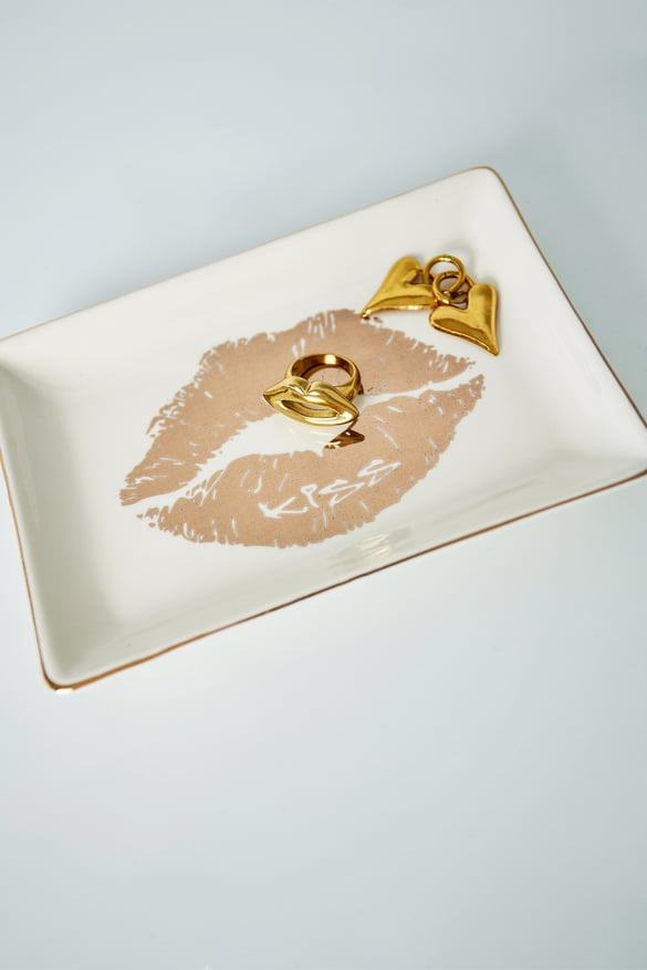 One Kiss Jewelry display - White