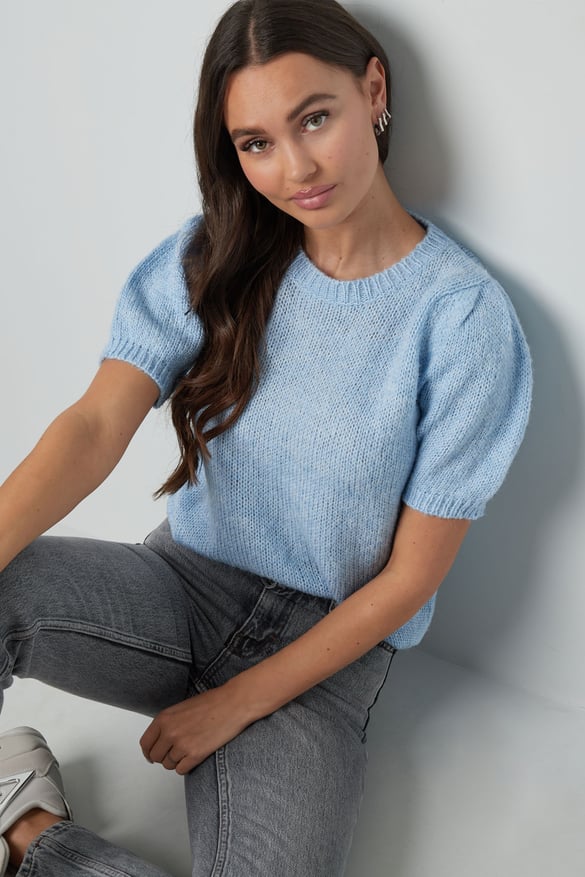 Basic shirt with puffed sleeves - black