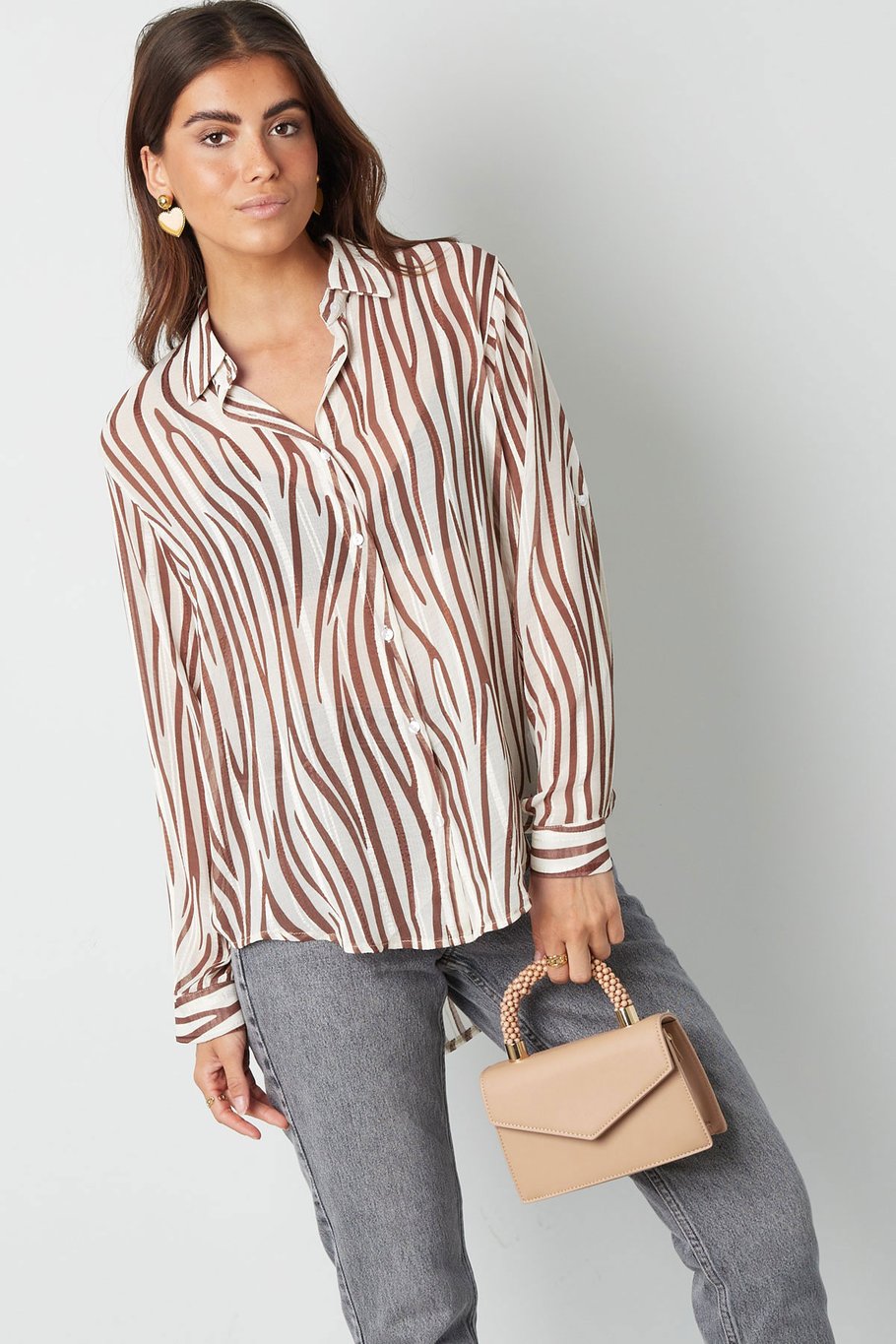 Bluse mit ästhetischem Druck - braun/weiß Bild6
