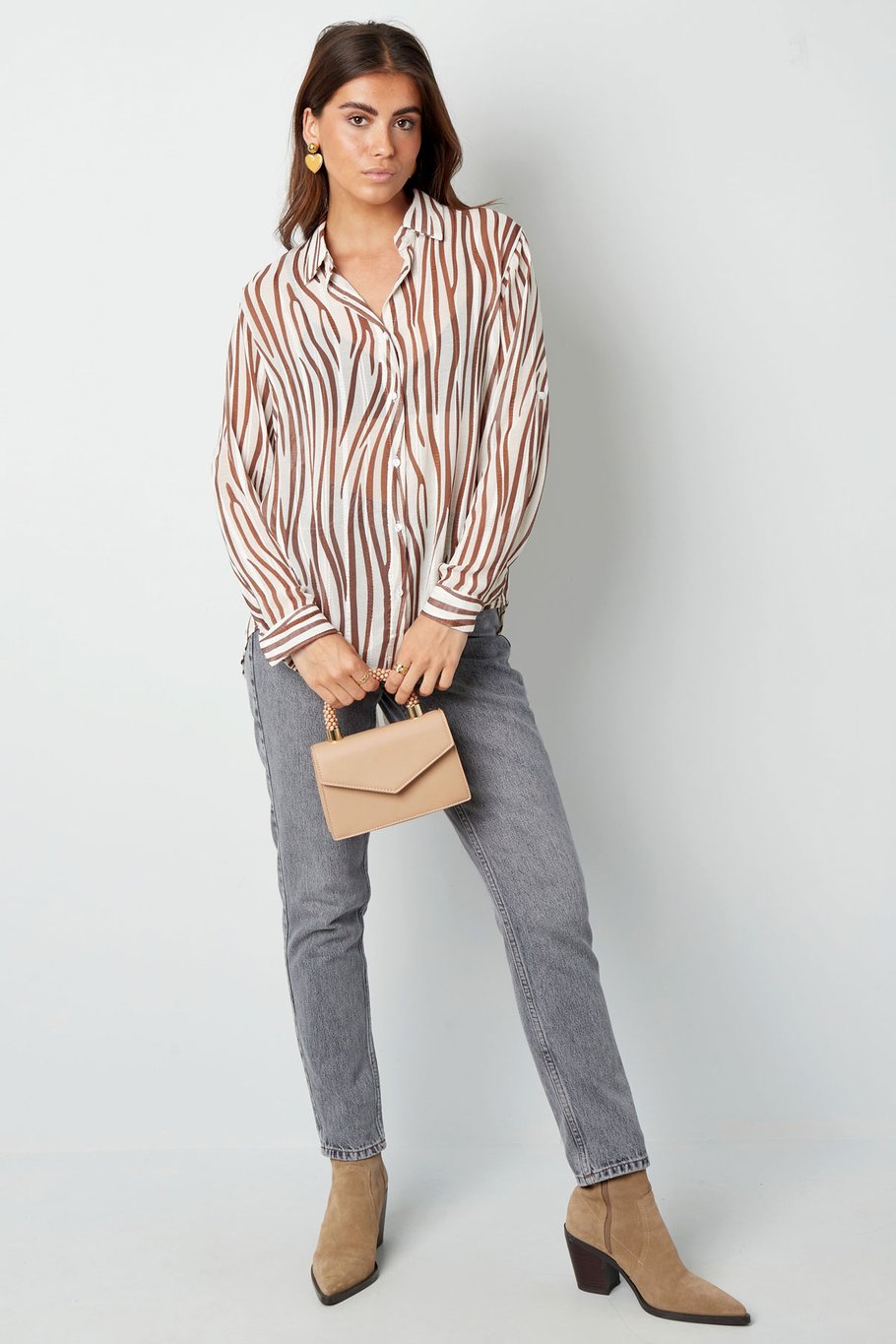 Bluse mit ästhetischem Druck - braun/weiß Bild3