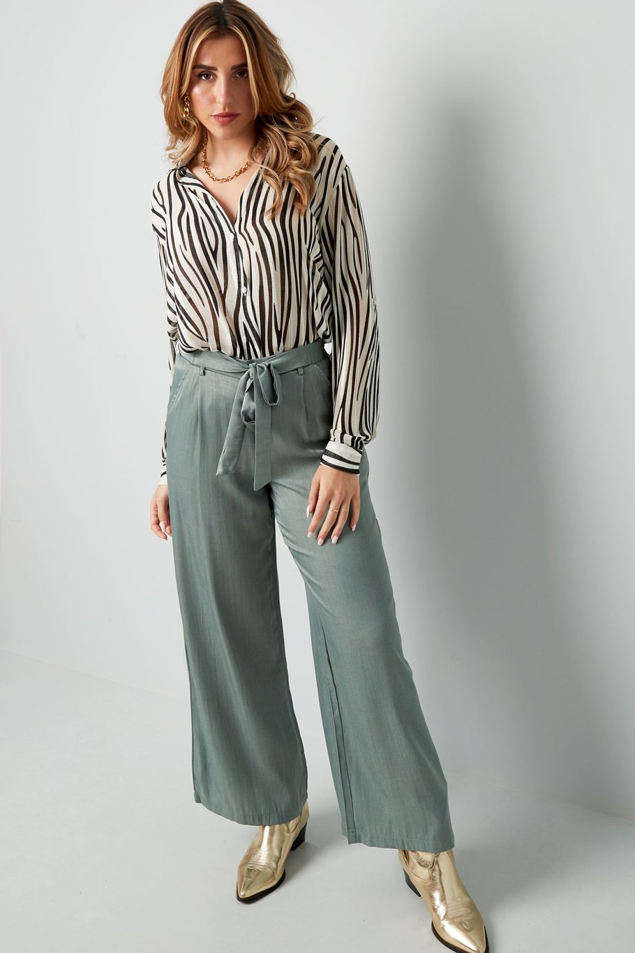 Bluse mit ästhetischem Druck - braun/weiß Bild7