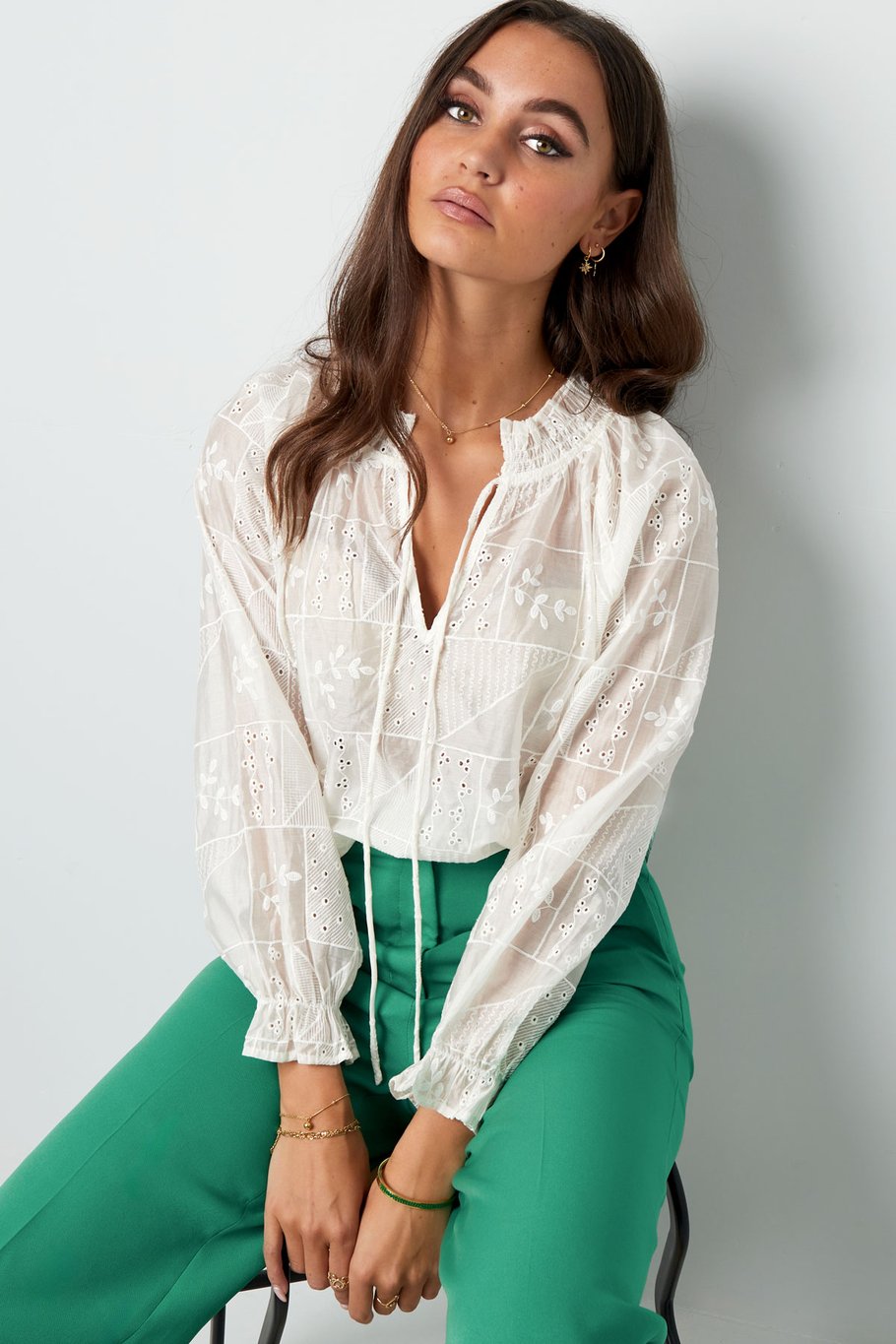 Bluse mit V-Ausschnitt, bestickt, cremefarben Bild2