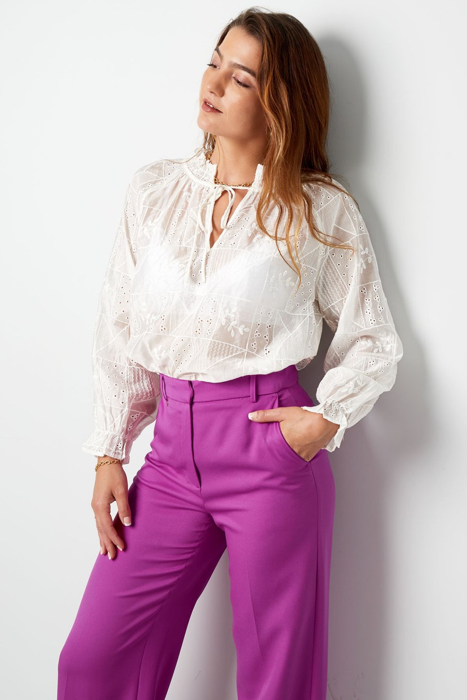 Bluse mit V-Ausschnitt, bestickt, cremefarben Bild6