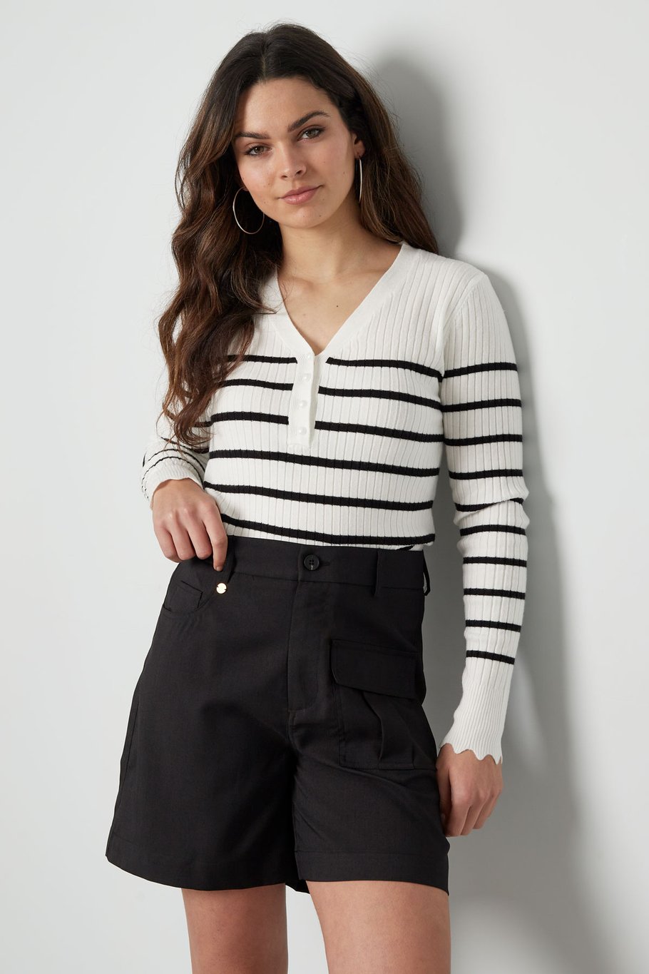 Maglia a righe con scollo a V - nero/bianco  Immagine4