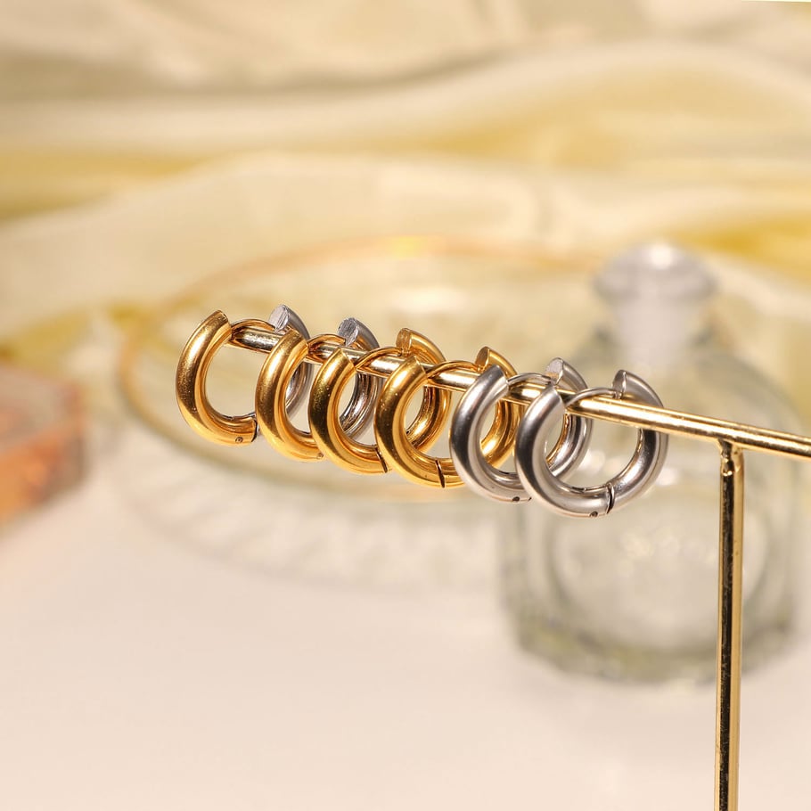 Europäischer und amerikanischer INS-Stil, 4 mm, neues Design, schlichter 18 Karat vergoldeter Edelstahlschmuck, Gold- und Silber-Creolen-Zubehör Bild4