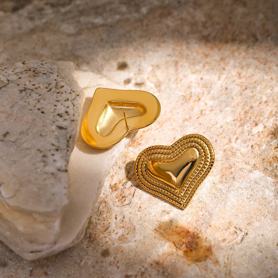 ins18k gold stainless steel round beads surrounded by heart-shaped earrings European and American Internet celebrities' same fashionable heart-shaped titanium steel earrings Picture4