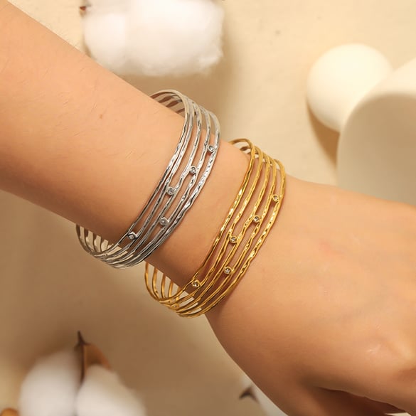 1 par de pulseras abiertas clásicas de moda con circonitas huecas de múltiples líneas en acero inoxidable chapado en oro de 18 quilates. 2