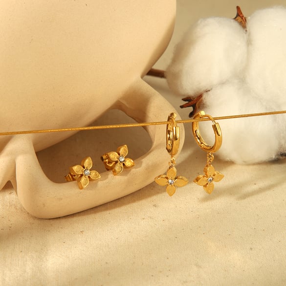 1 Paar schlichte und stilvolle 18 Karat vergoldete Edelstahl-Blumenohrringe mit Punktdiamanten für Damen zum täglichen Tragen