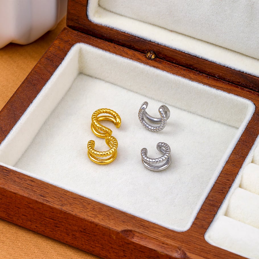 1 Paar stilvolle, geometrisch gedrehte, lineare Ohrclips aus 18 Karat vergoldetem Edelstahl für den täglichen Gebrauch durch Damen Bild4