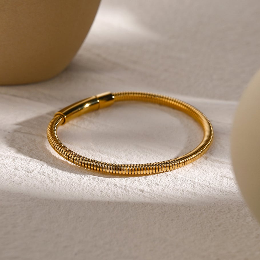 Europäisches und amerikanisches schlichtes Armband aus 16 Karat Gold und Edelstahl im kalten Stil mit einzigartigem Design und rundem Goldarmband mit Schlangenknochenkette Bild4