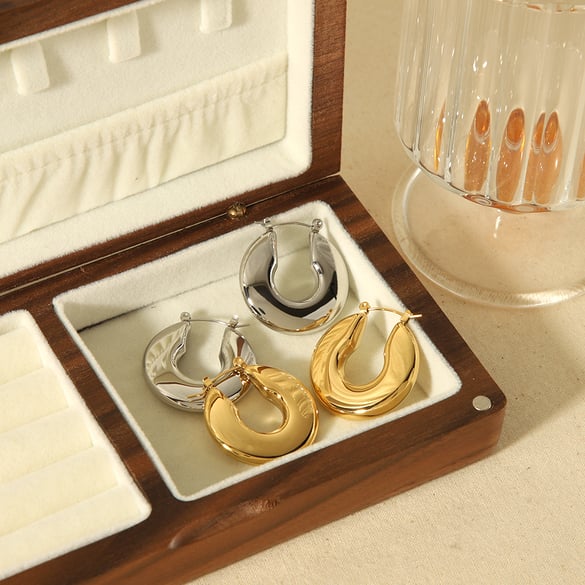 1 par de aretes de aro clásicos de acero inoxidable de color sólido chapados en oro de 18 quilates para mujer