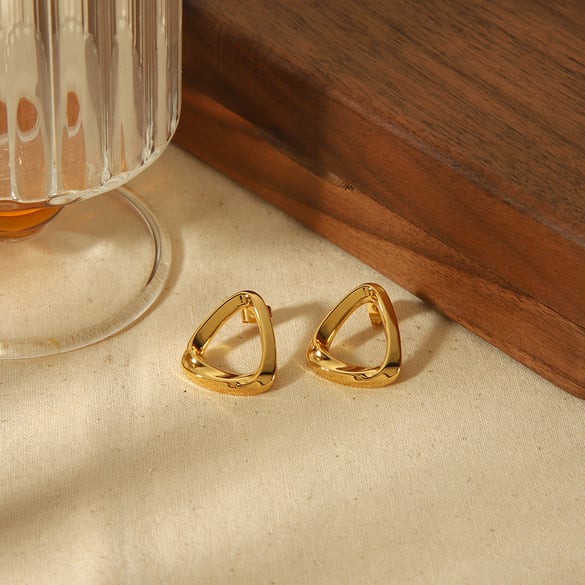 1 paar eenvoudige klassieke 18k vergulde roestvrijstalen geometrische driehoek oorbellen voor dames sieraden voor dagelijks gebruik