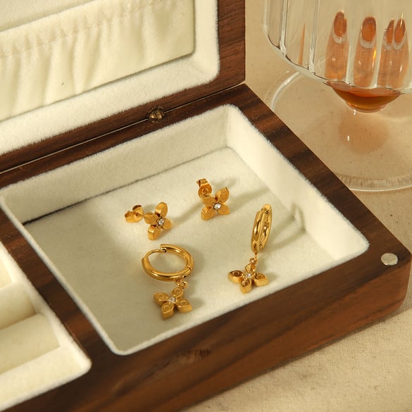 1 Paar schlichte und stilvolle 18 Karat vergoldete Edelstahl-Blumenohrringe mit Punktdiamanten für Damen zum täglichen Tragen 2