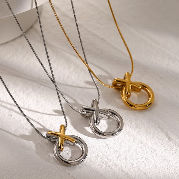 Einzigartiges Design 18 Karat Gold Edelstahl/XO integrierte Anhänger Halskette Europäische und amerikanische kalte Stil Kreis Titan Stahl Halskette