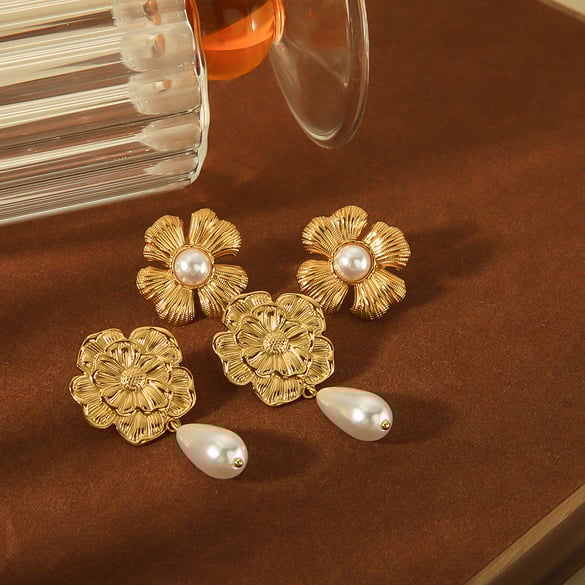 1 par de exquisitos y elegantes aretes de perlas de flores con textura de metal de acero inoxidable chapado en oro de 18k para joyería de mujer para uso diario