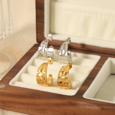 1 Paar einfache und stilvolle 18 Karat vergoldete Edelstahl-Ohrringe mit geometrischem Hammermuster und breiten C-förmigen Ohrringen für Damenschmuck zum täglichen Tragen h5 Bild2