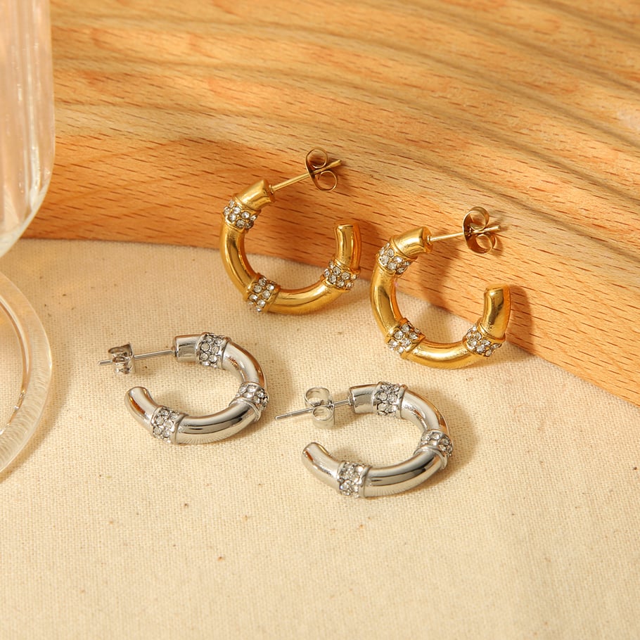 1 Paar schlichte und stilvolle C-förmige Ohrringe aus 18 Karat vergoldetem Edelstahl mit Diamanten als Damenschmuck für den Alltag Bild4