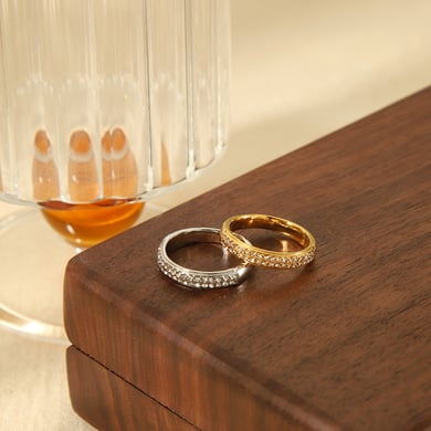 1 schlichter und stilvoller Ring aus 18 Karat vergoldetem Edelstahl mit Diamanten für den Alltag von Damen h5 Bild3