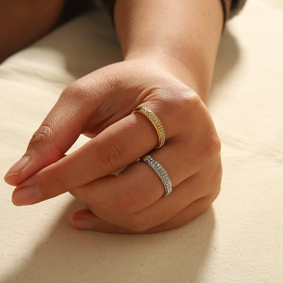 1 schlichter und stilvoller Ring aus 18 Karat vergoldetem Edelstahl mit Diamanten für den Alltag von Damen Bild5
