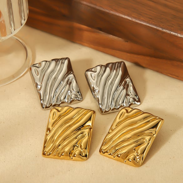 1 par de pendientes rectangulares ondulados clásicos y sencillos de acero inoxidable chapados en oro de 18 quilates para mujer, joyería de uso diario 2