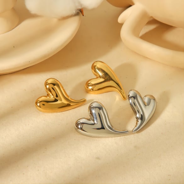 1 pair of stylish simple 18K gold plated stainless steel smooth heart-shaped earrings suitable for everyday wear by women