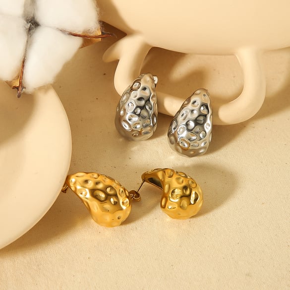1 pair of classic and fashionable 18k gold-plated stainless steel hollow hammered teardrop earrings suitable for women's daily wear