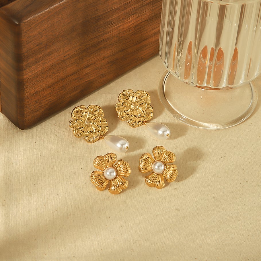 1 Paar exquisite und elegante 18 Karat vergoldete Edelstahl-Ohrringe mit Metallstruktur und Blumenperlen als Damenschmuck für den Alltag Bild3