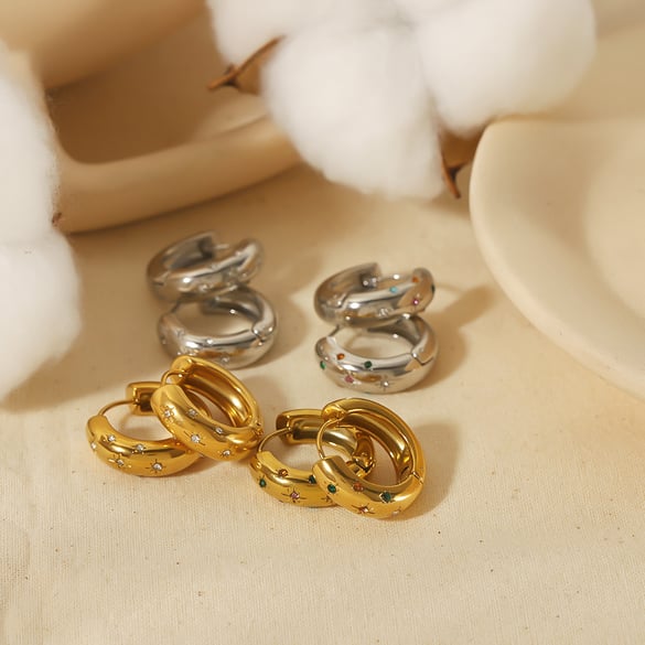 1 Paar exquisite und modische 18 Karat vergoldete Diamant-Ohrringe mit achtzackigen Sternen aus Edelstahl für Damen zum täglichen Tragen 2