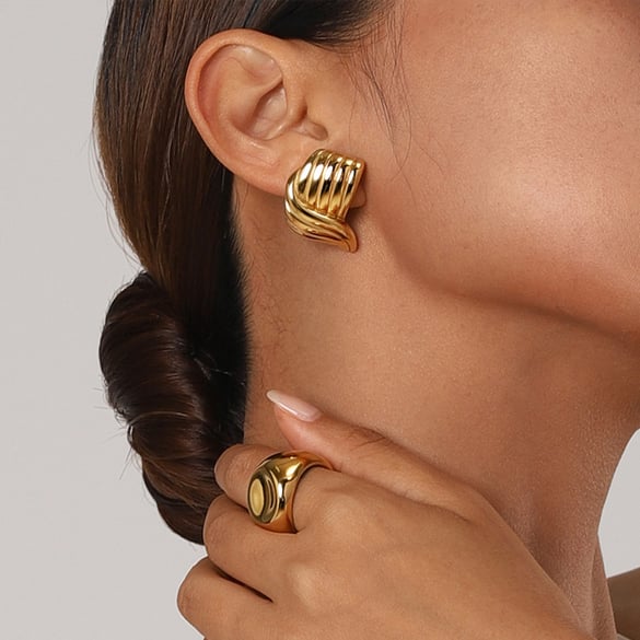 Boucles d&#39;oreilles en acier inoxydable doré 18 carats/en forme de vague filetée avec un design unique sur les côtés gauche et droit, boucles d&#39;oreilles assorties en acier titane de haute qualité 2