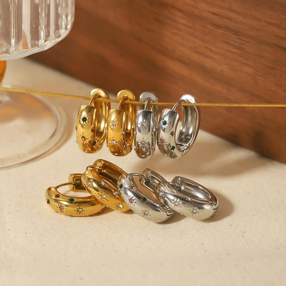 1 Paar exquisite und modische 18 Karat vergoldete Diamant-Ohrringe mit achtzackigen Sternen aus Edelstahl für Damen zum täglichen Tragen