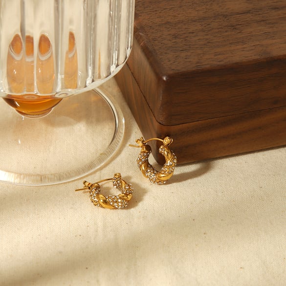 1 paire de boucles d&#39;oreilles torsadées classiques en acier inoxydable or 18 carats avec diamants pour femmes à porter au quotidien 2