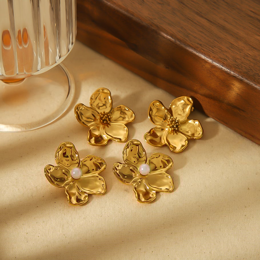 1 Paar personalisierte, modische, gehämmerte Blumenohrringe aus 18 Karat vergoldetem Edelstahl für den Alltag von Damen Bild4