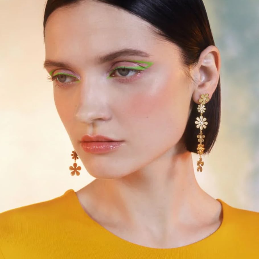 Europäische und amerikanische 18 Karat Gold Edelstahl kleine Gänseblümchen lange asymmetrische Ohrringe in leichten Luxus Gänseblümchen Quaste Anhänger Ohrringe Bild6