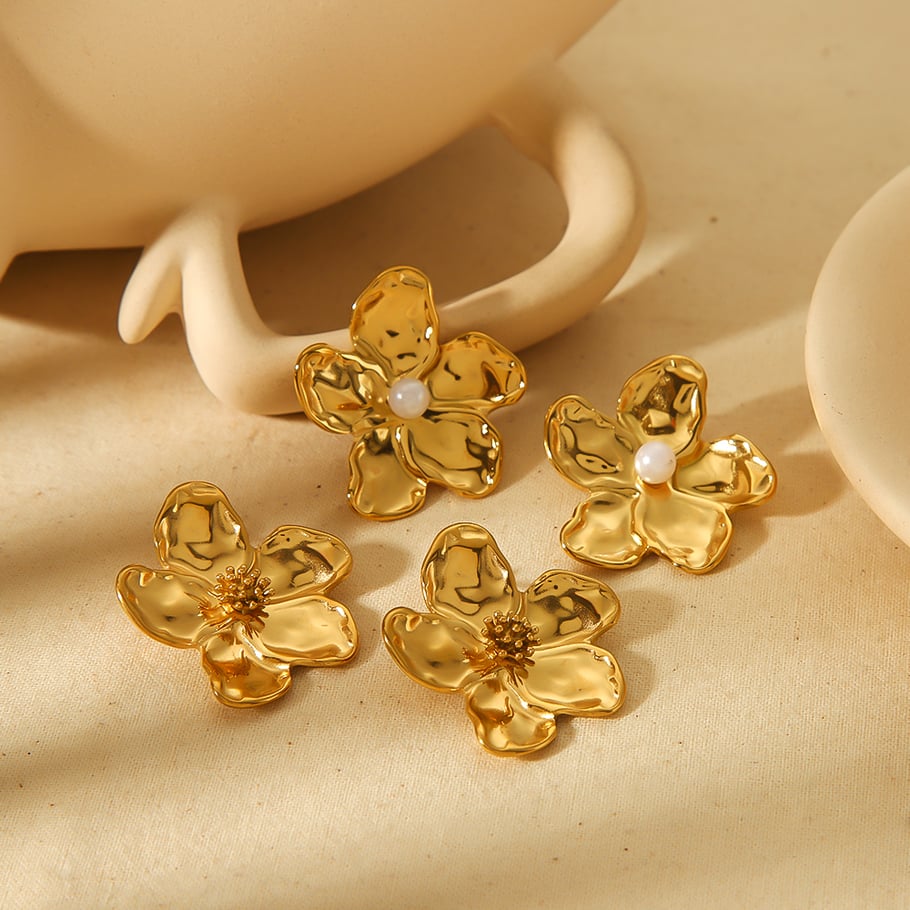 1 Paar personalisierte, modische, gehämmerte Blumenohrringe aus 18 Karat vergoldetem Edelstahl für den Alltag von Damen Bild5