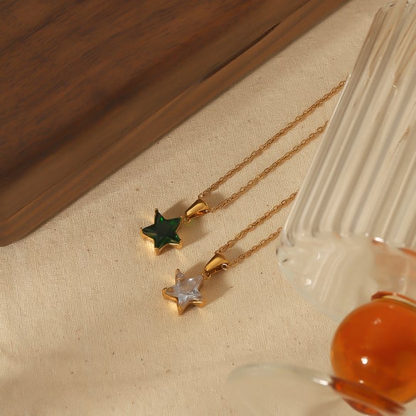 1. Semplice ed elegante collana con ciondolo a forma di stella geometrica in acciaio inossidabile placcato oro 18k per le donne da indossare ogni giorno 2