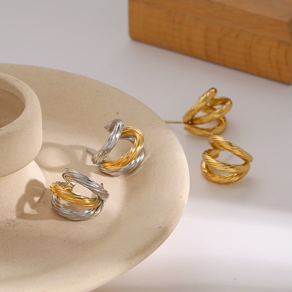 Orecchini in acciaio inossidabile oro 18K leggeri di lusso semplici di alta qualità di nicchia a tre strati in acciaio al titanio filettato a forma di C orecchini 2