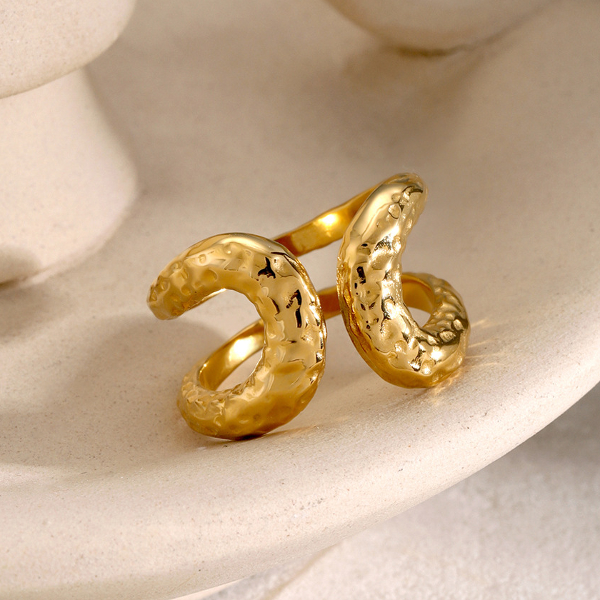 18 Karat Goldring aus Edelstahl, modisches Nischendesign, hochwertiger doppellagiger offener Titanstahlring mit gehämmertem Muster Bild5