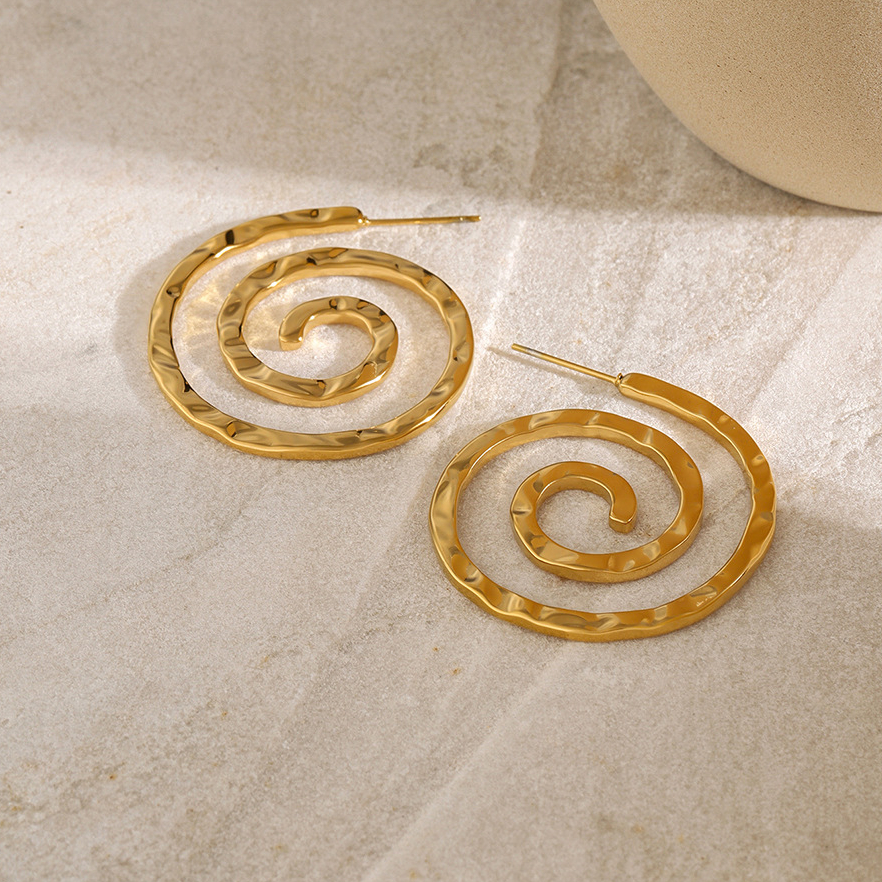 18 Karat Gold Edelstahl Ohrringe für Frauen Hammer Muster Kreis Wirbel Hohl Ohrringe Spiral Ohrringe Punk Stil Titan Stahl Ohrringe Bild5